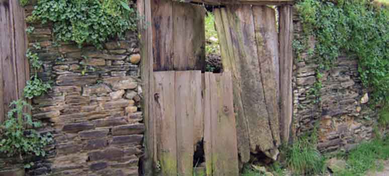  0011 Stenhus med manglende tag