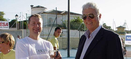 Label Water modtager pokalen for andenpladsen af Kai Holm. Label Water modtager pokalen for andenpladsen af Kai Holm.