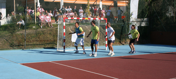Stor, stor indsats. Hele La Danesa's hold (en havde fået det røde kort) passer på målet. Stor, stor indsats. Hele La Danesa's hold (en havde fået det røde kort) passer på målet.