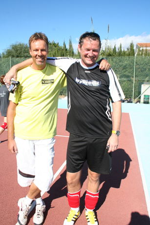 Michael fra Nykredit havde misforstået det med knæbeskytterne - men pyt, han gjorde en flot indsats. Her ses han sammen med La Danesa's Martin Norrbom. Michael fra Nykredit havde misforstået det med knæbeskytterne - men pyt, han gjorde en flot indsats. Her ses han sammen med La Danesa's Martin Norrbom.