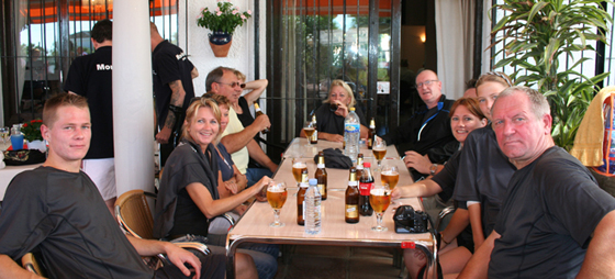 Thermo-Simz United nyder kolde øl i pausen. Thermo-Simz United nyder kolde øl i pausen.