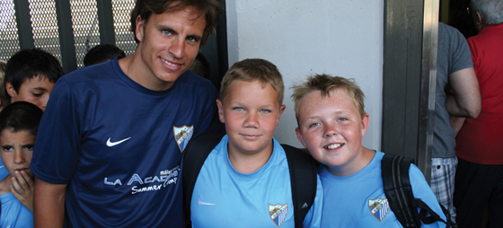 Filip og Victor sammen med Cristobal - en af trænerne på fodbold-campen.