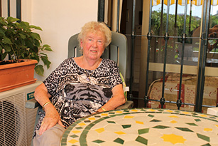 Ady Kronmark pa sin terrasse i Puebla Lucia