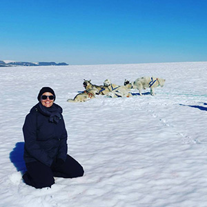 Elisabeth og hundene tager et hvil pa slædeturen