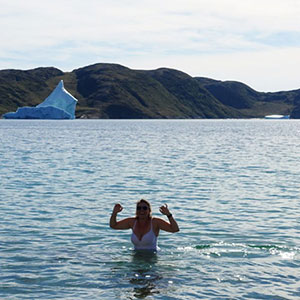 Elisabeth tager en kold dukkert i Det Arktiske Hav