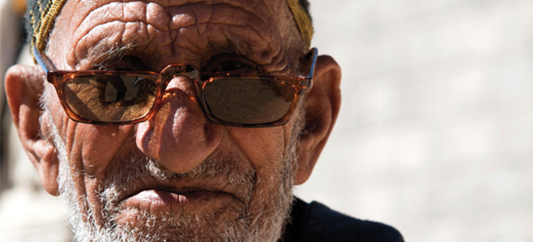 En marokkansk mand har faet et par solbriller doneret af UniOptica