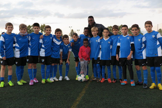 FOTO 2 - Los Kameni y el equipo alevín de La Academia