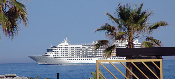 For anker lige ud for Buddha Beach l&aring; The World med sine 165 private boliger - en flydende globaliseret verden i ordets bogstaveligste forstand