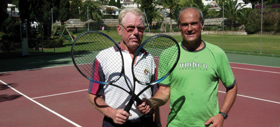 Når Ove Pedersen er på Kysten skal han have tid til at spille tennis med sin gode ven, Karsten Jørgensen, tidligere divisionsspiller i Esbjerg FB og nu formand for den fond, der ejer og lejer lokaliteter til Esbjerg stadionanlæg Blue Water Arena alt