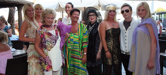 Studerende fra Marbella Design Academy viste stolt modet&oslash;j fra deres nyligt overst&aring;ende eksamen. Her ses modellerne sammen med modekonsulent Britten Emme