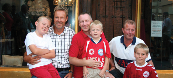 En del fædre havde taget deres drenge med til tv-fodbold i Fuengirola. Fra venstre Martin Norrbom og Victor, Claus Kielskov og Andreas og Niels Dahl og Frederik alt