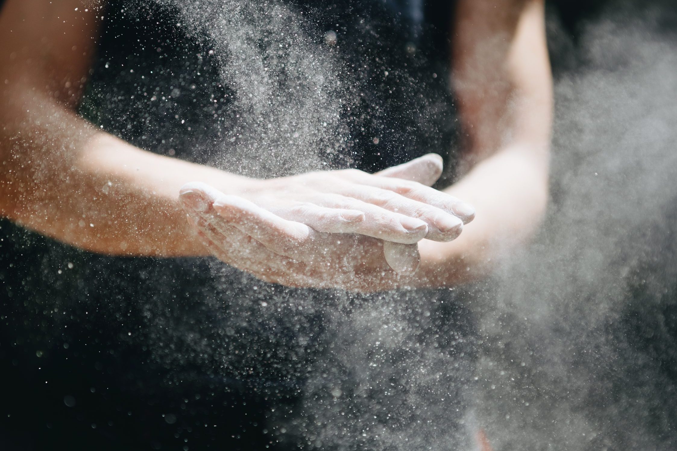 Climber,Woman,Coating,Her,Hands,In,Powder,Chalk,Magnesium.,Ready