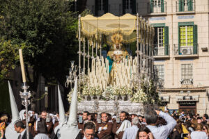 Flere politibetjente og droner i påsken