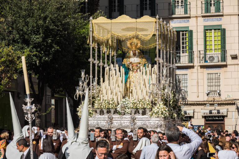 Flere politibetjente og droner i påsken