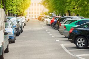 Rød og orange parkeringszone i Marbella