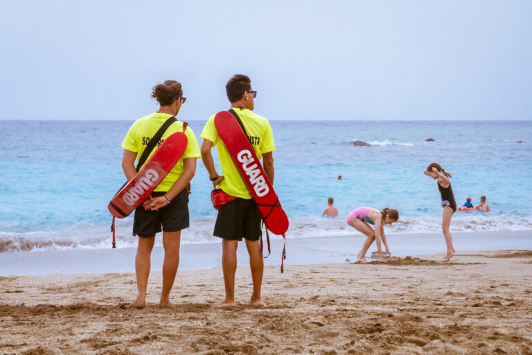 Marbellas strandsikkerhed styrkes med ID-armbånd