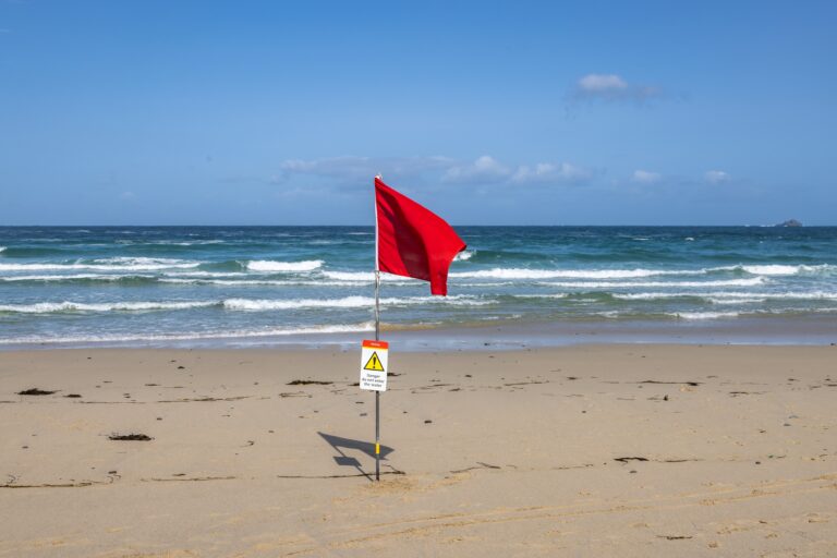 Risikovarsel ved badning under rødt flag