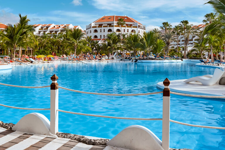 Over 60 forgiftede i hotelpool