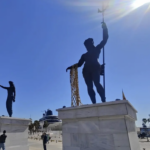 Omstridte kæmpestore statuer fjernes nu