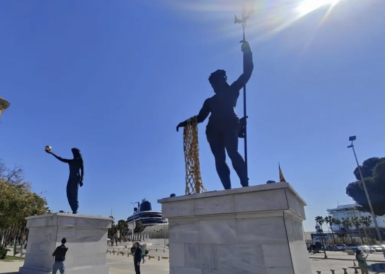 Omstridte kæmpestore statuer fjernes nu