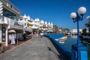 Flere gågader i Puerto Marina