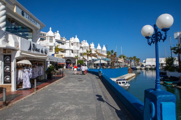 Flere gågader i Puerto Marina
